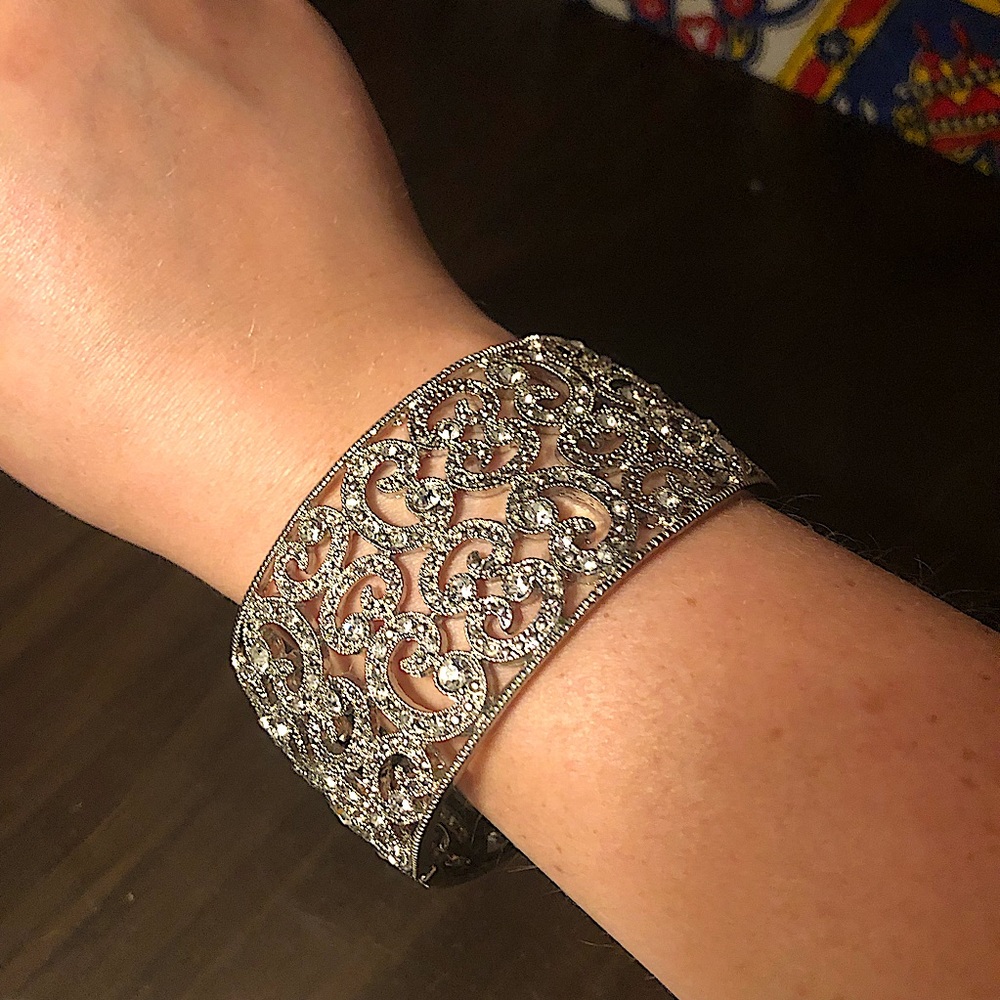 Silver-tone Stretch bangle bracelet. Great condition!!